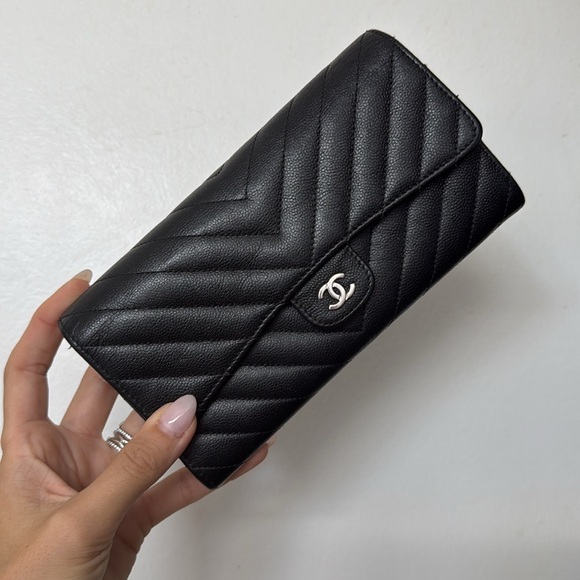Caviar Chevron Quilted Large Gusset Flap Wallet Black - Picture 2 of 6